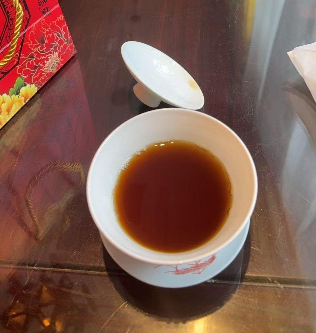 听朋友说是放了多年的红茶似乎是叫什么骏德来着可惜我确实喝不出啥特别的味来在我眼里