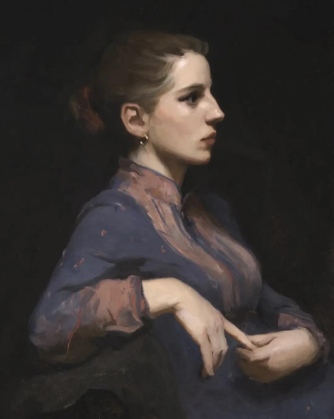沉思的少女，复古的蓝衣，优雅的姿态，仿佛在等待着什么。
