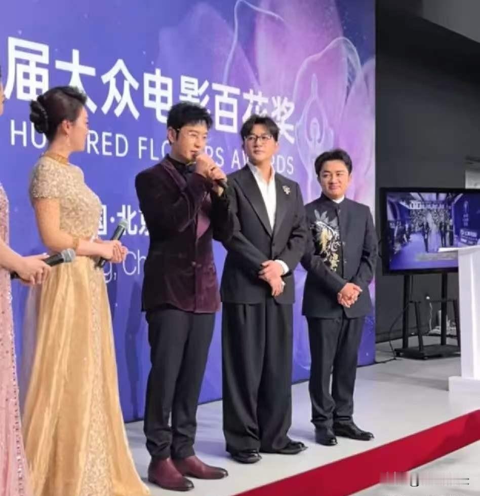 还是王祖蓝最真实，
翻评论区看到一条热评笑死我了。
确实，男明星身高这事儿，跟女