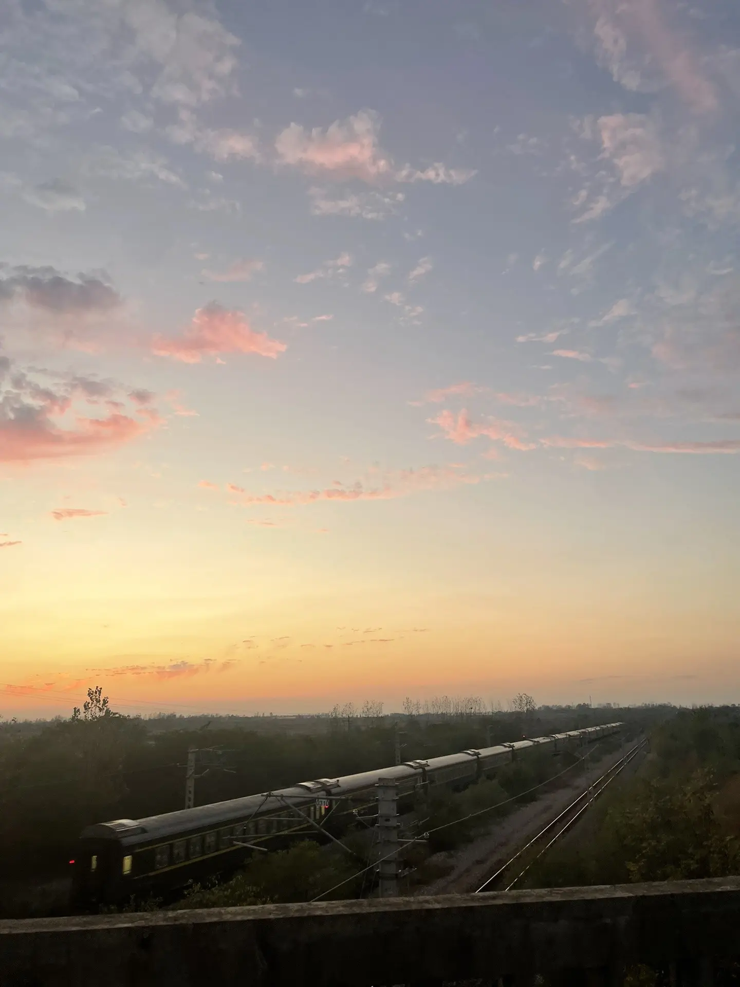 生活欠我一个满意，我欠生活一个努力，现状是摆又摆不烂卷又卷不赢，躺又躺...