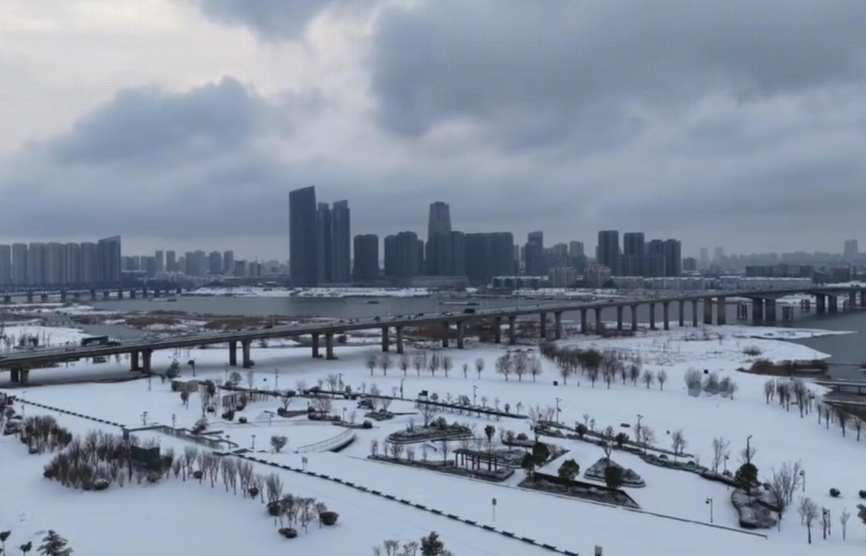 成都的日出还挺晚7点半的蚌埠已经完全天亮了成都还是一片黑