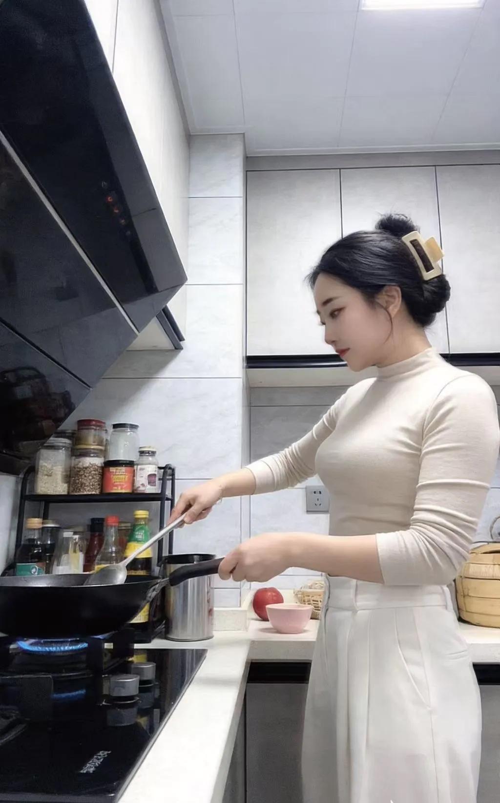 少妇喜欢做饭，还会做饭。