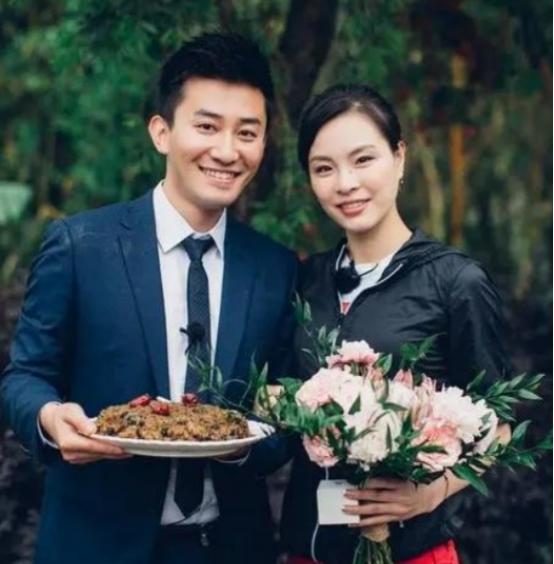 她是奥运冠军吴敏霞！大婚跪着为婆婆敬茶，对方态度却十分冷淡。婚后她两次怀孕，婆婆