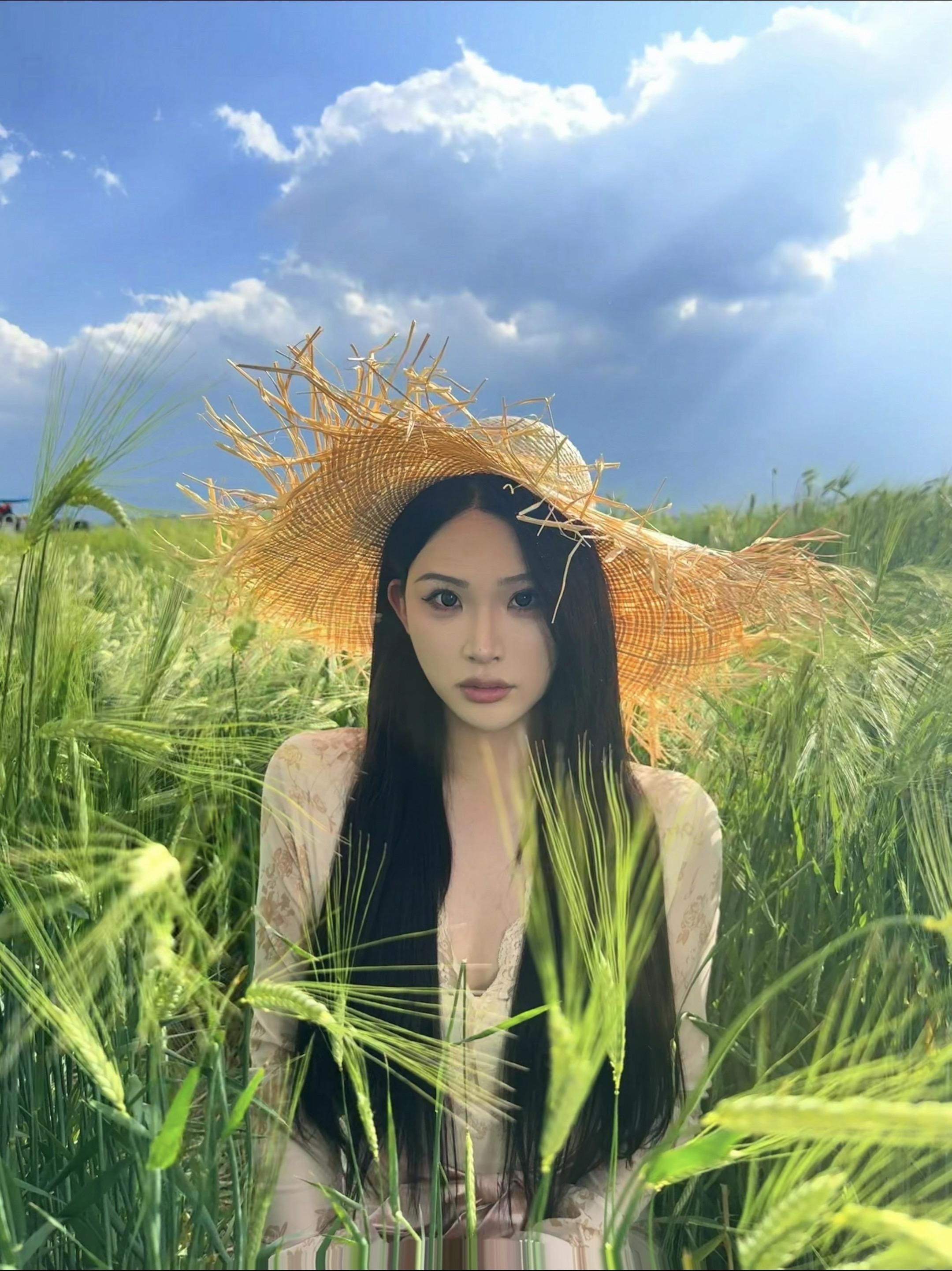 我躲进麦田里 把你的爱也埋进土壤里