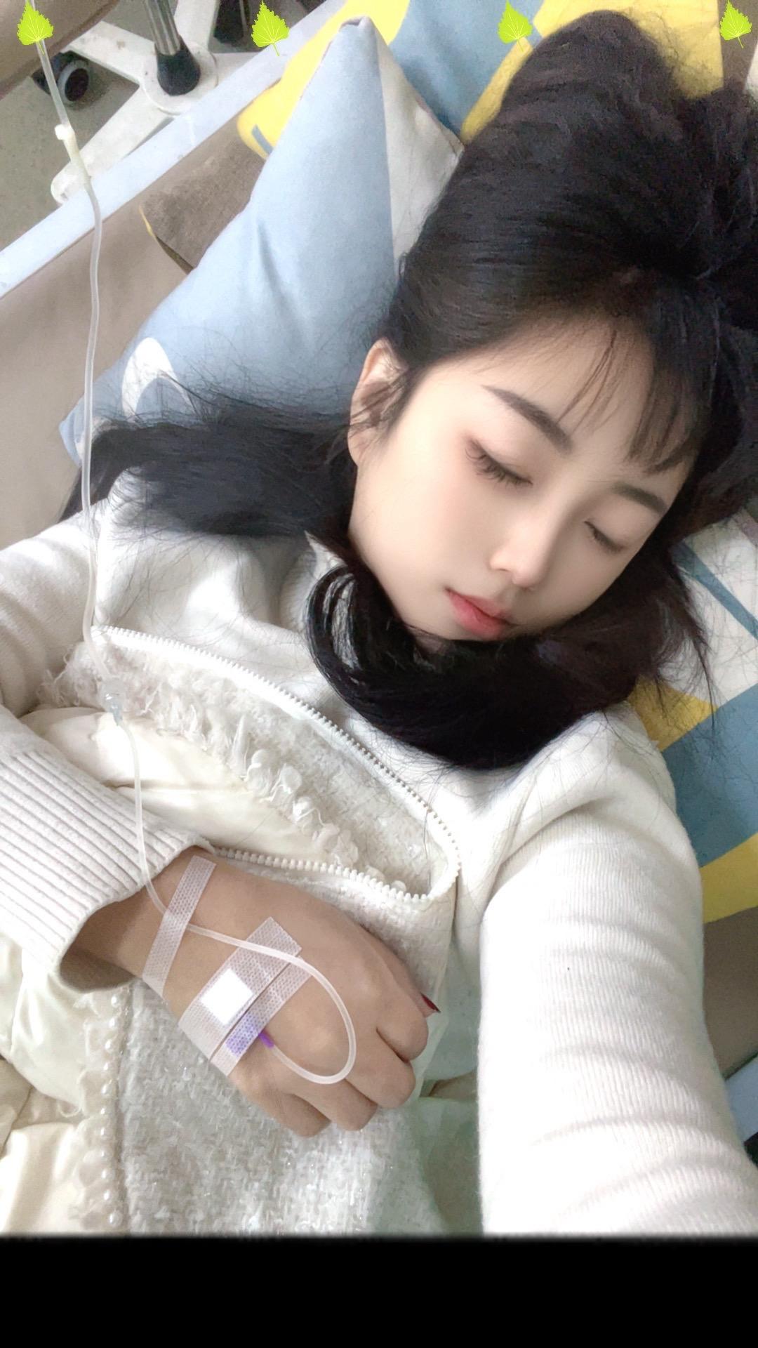 我想给我旁边这个阿姨说，能帮忙看看我的液体么，我也想睡一会儿💤。这老...