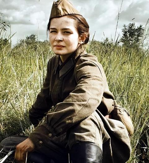 1945年，一名苏联女兵看到一日本战俘长得英俊潇洒，她悄悄对男人表示：只要和她生