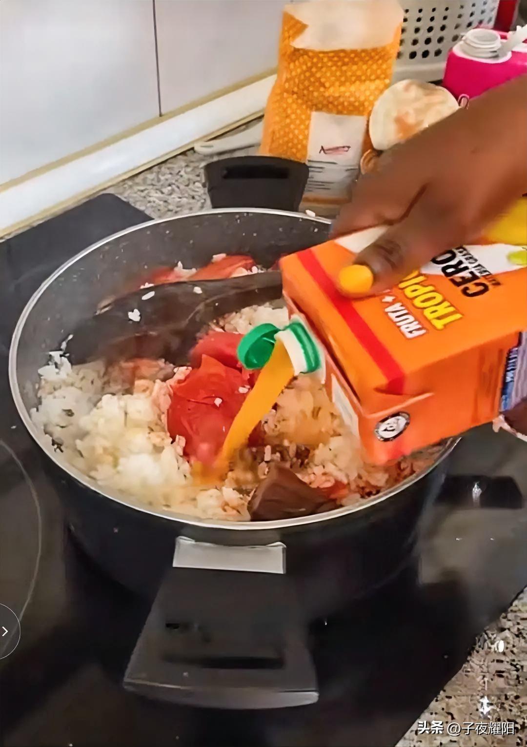 真不敢想象美国人做的饭究竟是个什么味？图中是一位美国主妇在家烹煮的午餐，只见她将