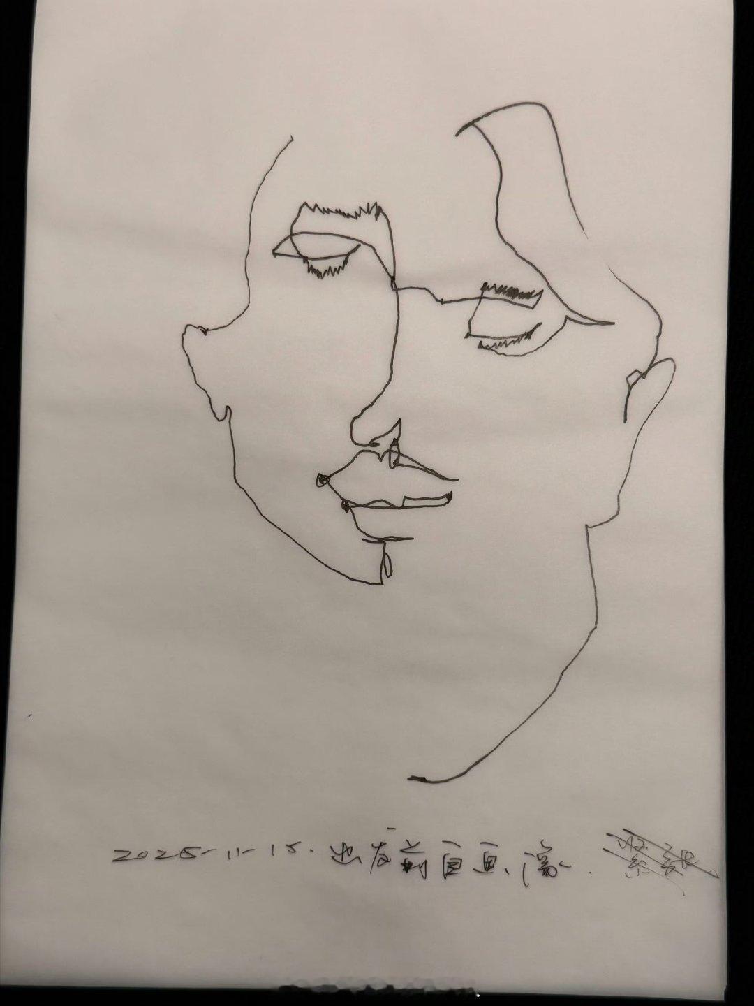 易烊千玺工作留痕感觉这个小习惯真的好萌好萌。 