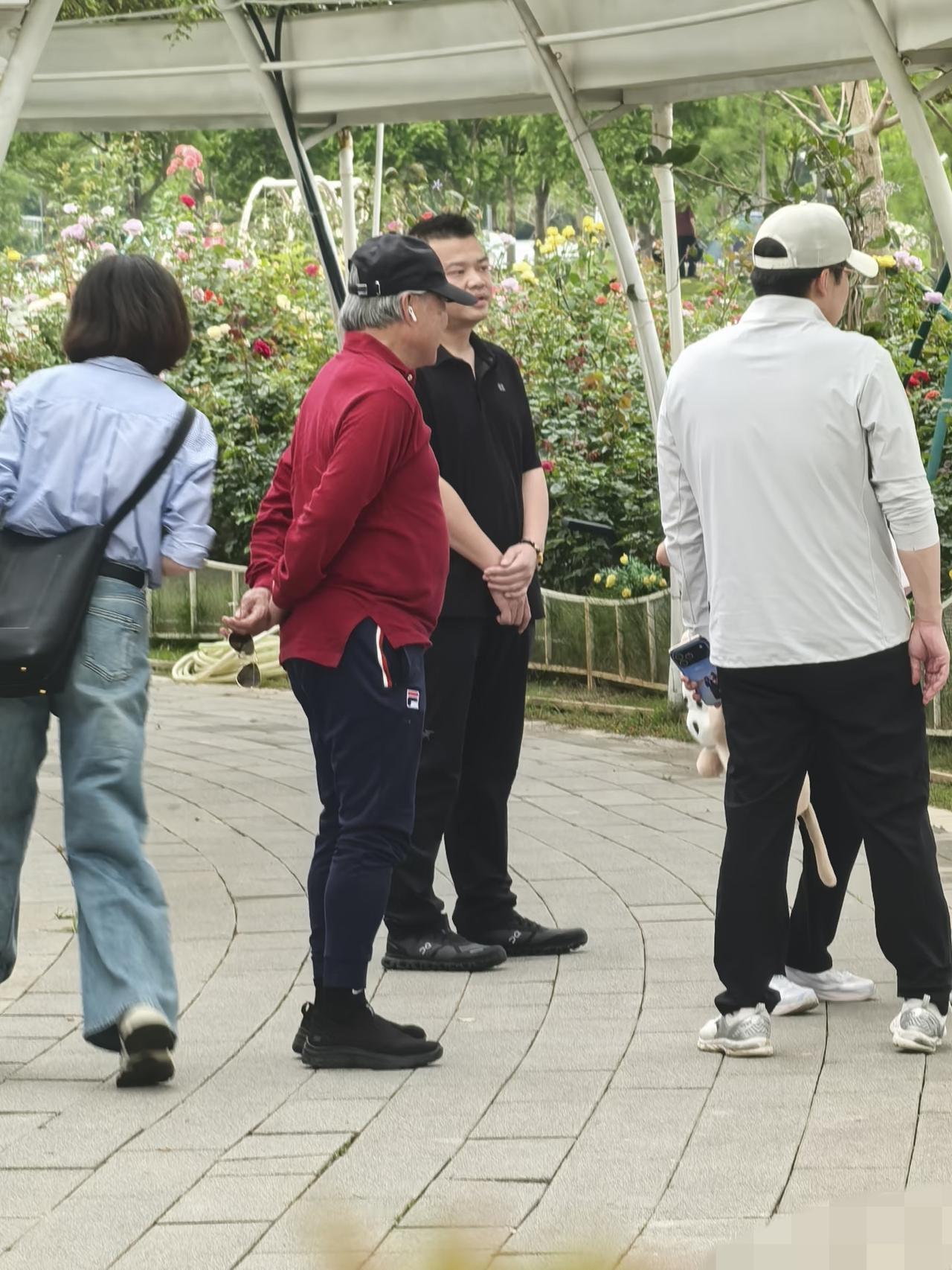 5月2日，霍震霆与霍启刚现身广州南沙参加豪华游艇会，霍震霆一边走路一边戴耳机，霍