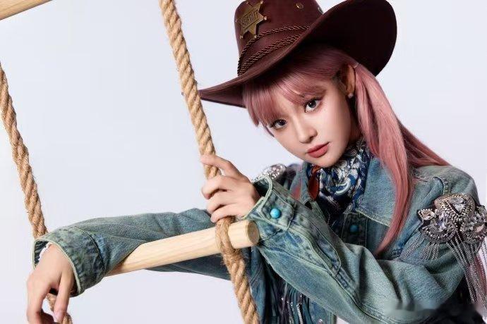 黄霄雲就这么被绑到马年 黄霄雲这造型绝了，粉发牛仔帽，红绳一绑直接入马年，骑小马