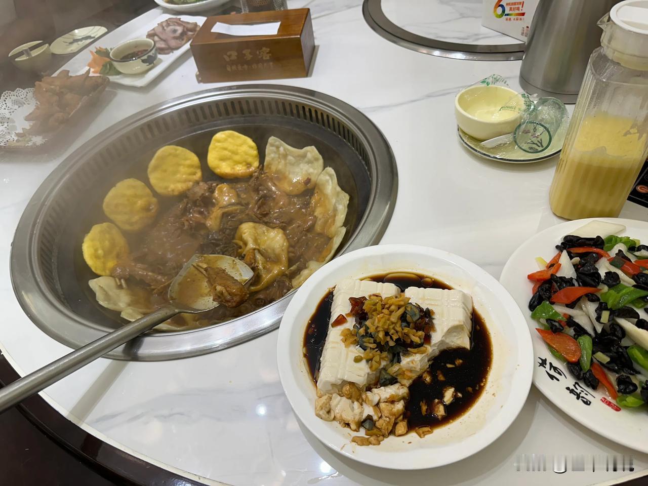 #上联，中秋赏月千家喜，邀君赐下联#
 下联：佳节团圆万户欢。