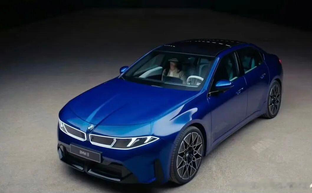 宝马发布全新一代i3（基于Neue Klasse纯电平台）的官方预告图。这不仅是