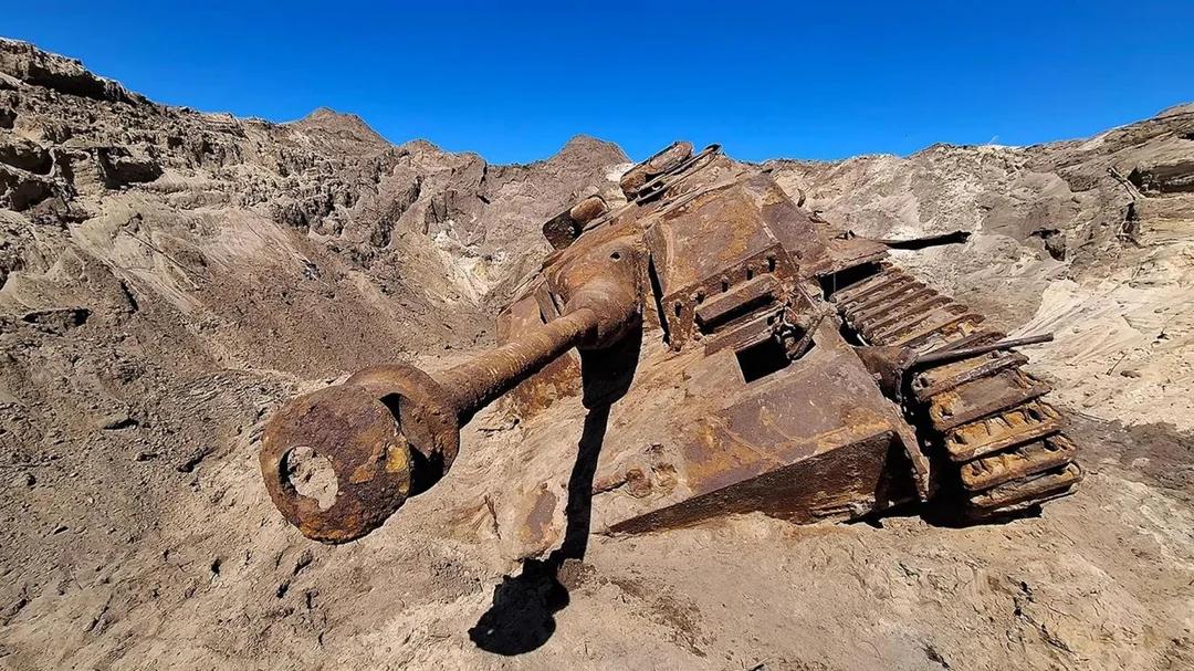 一辆几乎完整但已严重氧化的德国三号突击炮（StuG III）在德国北部的沙层中被