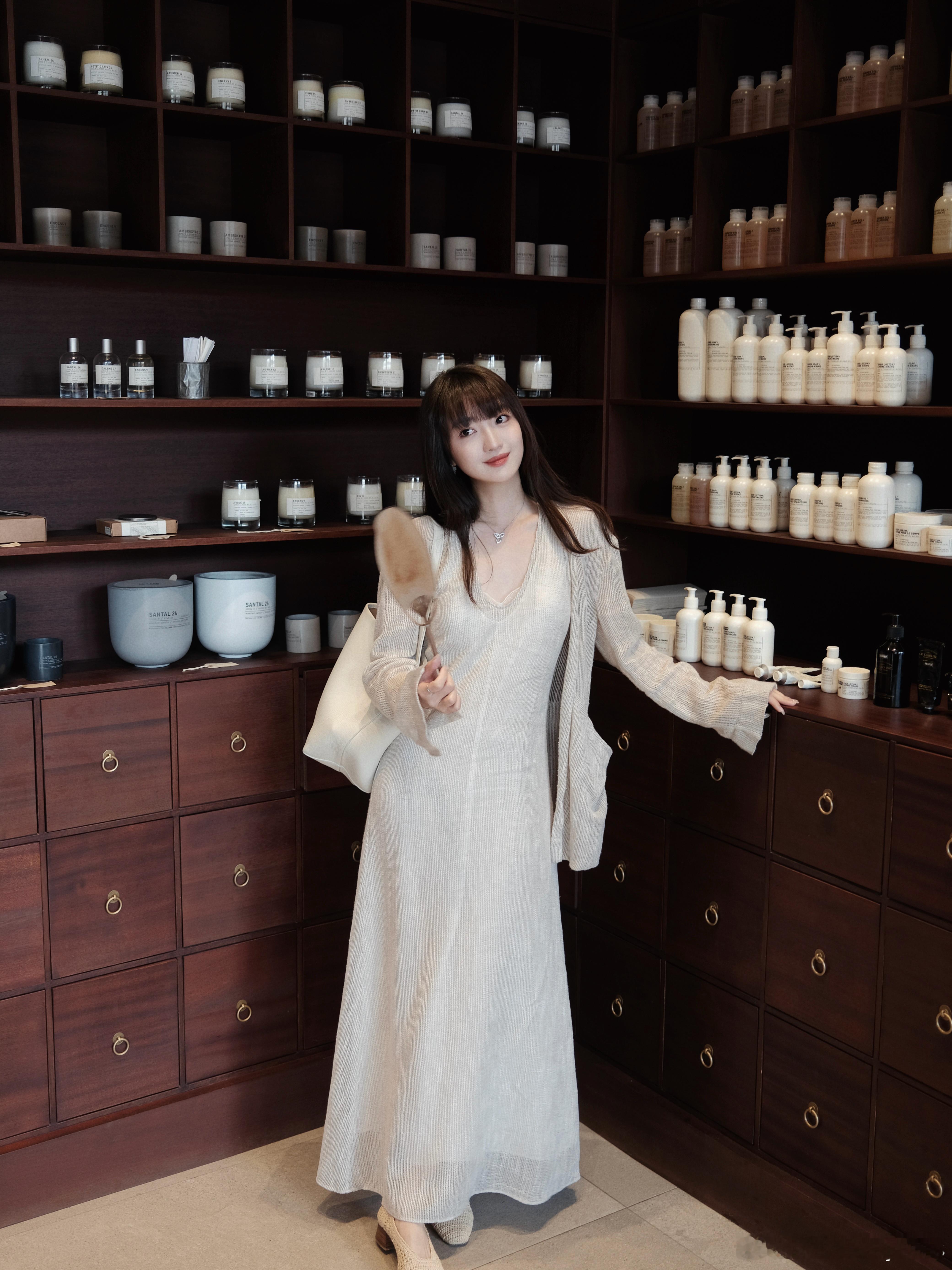 北京四合院里过春天🍃第一次逛合院风里是SHIU 25的味道站在春天中间colo