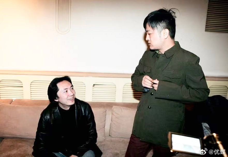 “精彩合照时间”……白衣小哥含情脉脉地看着白衣高旗，身穿老崔军装的何大壮与张帆校