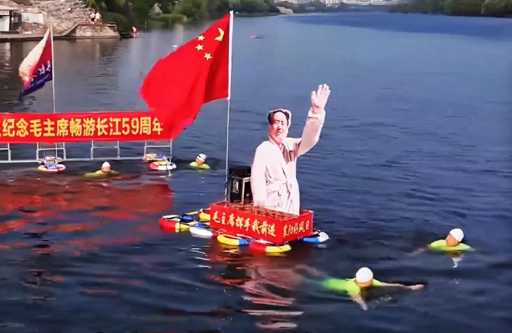 东方红，太阳升，中国出了个毛泽东！他为人民谋幸福，他是人民大救星！
感受着激昂澎