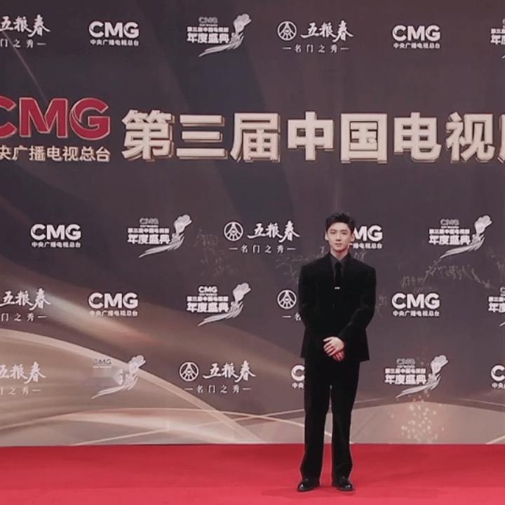 好长一条人 走路好笔直 