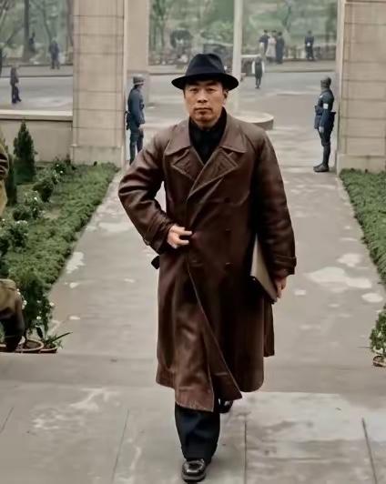 1946年，周恩来身穿长款风衣头戴礼帽，走路带风英俊霸气。

周恩来率中共代表团