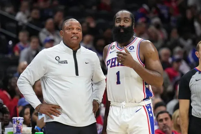 雄鹿主帅道格-里弗斯在接受媒体采访时，怒喷快船球星詹姆斯-哈登。据悉，哈登在加盟