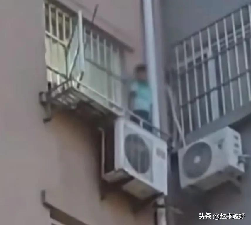 看到了一则让人非常痛心的视频!
一位调皮的小男孩因为犯了错，害怕被家长责打，竟然