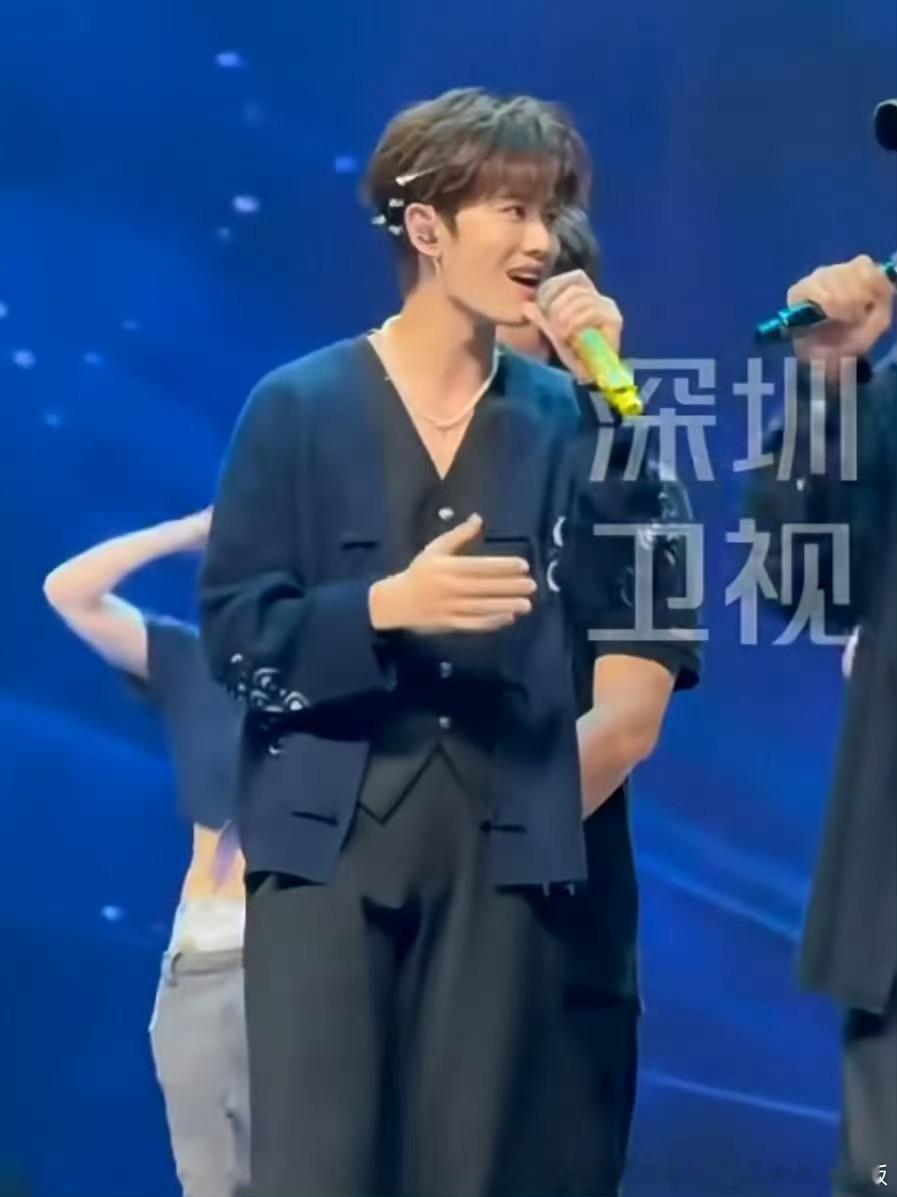 任嘉伦[超话] 啊啊啊救命 哥哥看我看我！！ ​​​