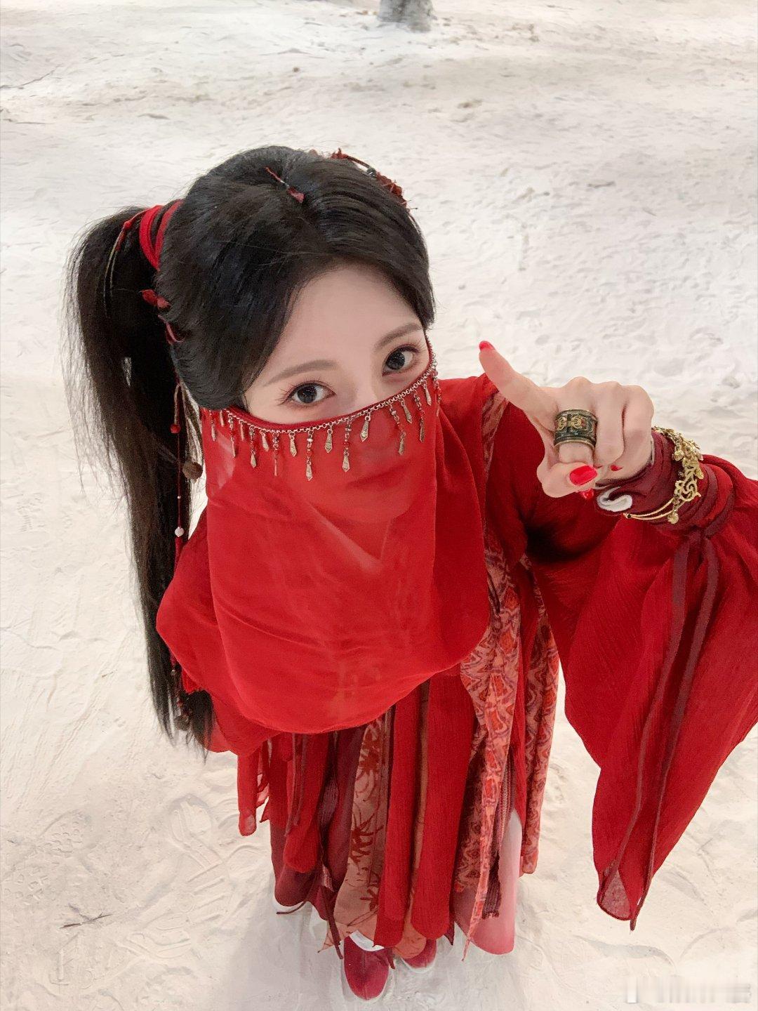 燕子先回巢，《凤舞九天》阶段性杀青！孙珍妮红衣侠女造型灵动又明艳，眉眼自带少年意
