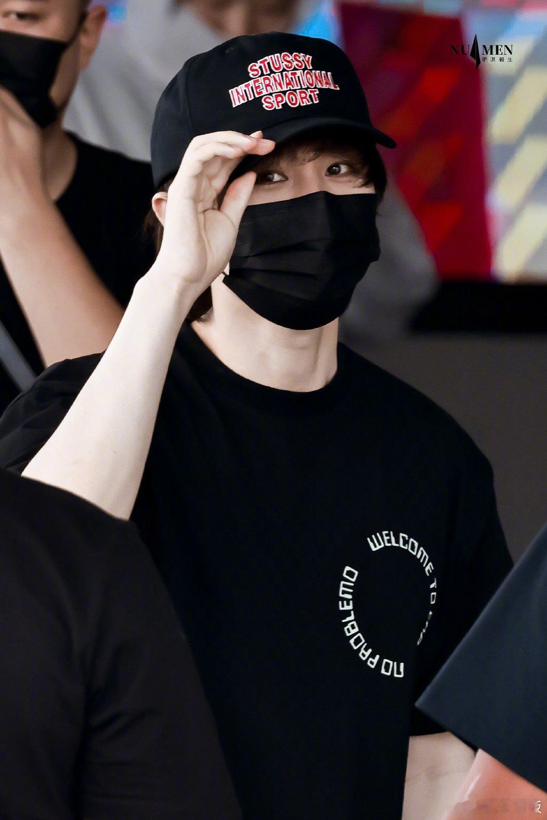 睡着的成毅软乎乎 谁懂，这种“被软乎乎治愈到”的心情！睡熟时，整个人像被温柔折叠