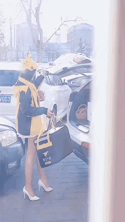 开小车，穿高跟鞋送外卖，抛开高跟鞋走不快不说，开车也不安全啊！ ​​​