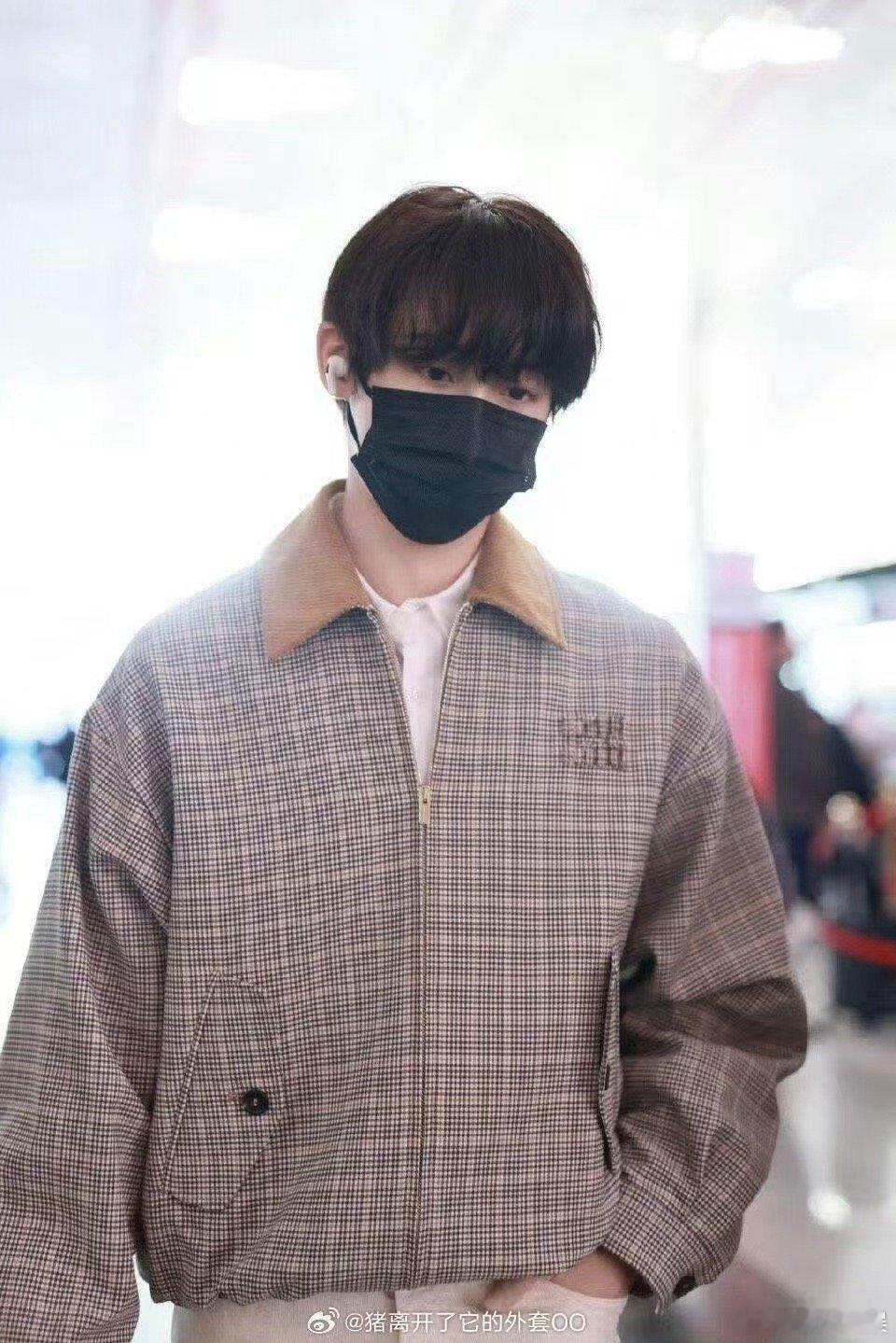 杨超越董思成出发进组杨超越董思成出发进组今天是太阳雨杨超越董思成出发进组今天是太