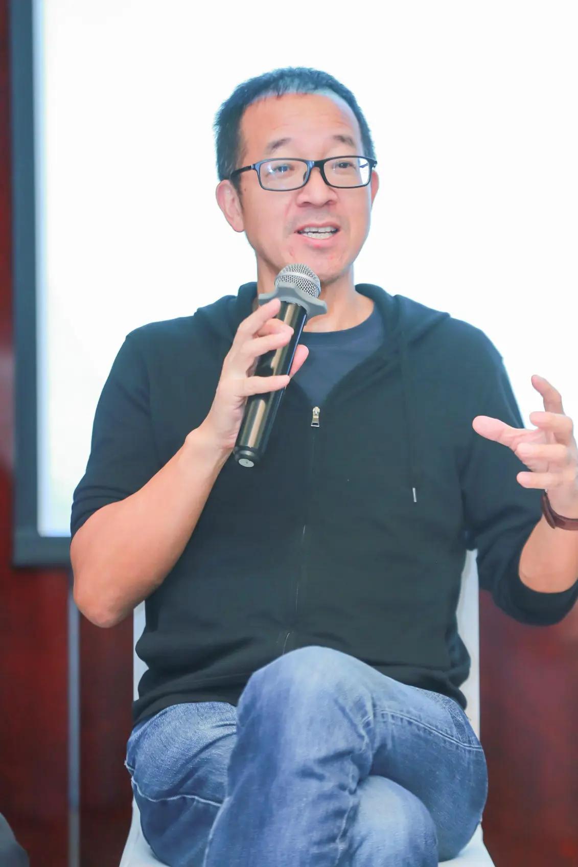 俞敏洪，演讲大师，号称“以演讲代替X生活…在公众场合基本不说人话”[6]（这不是