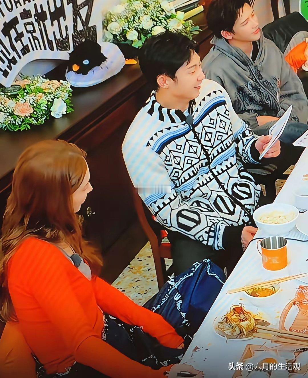 金晨人缘太好了吧老板是杨洋，拍戏一直带着上综艺，累了直接把大腿放在黄景瑜腿上，她