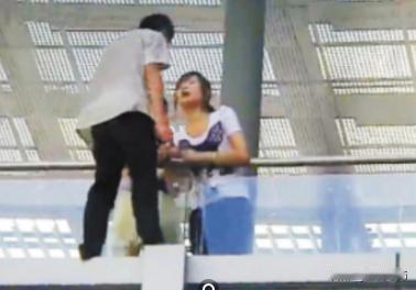 2011年，深圳一名才16岁的男孩欲跳桥自杀，被一名过路的19岁女孩看到，她上去