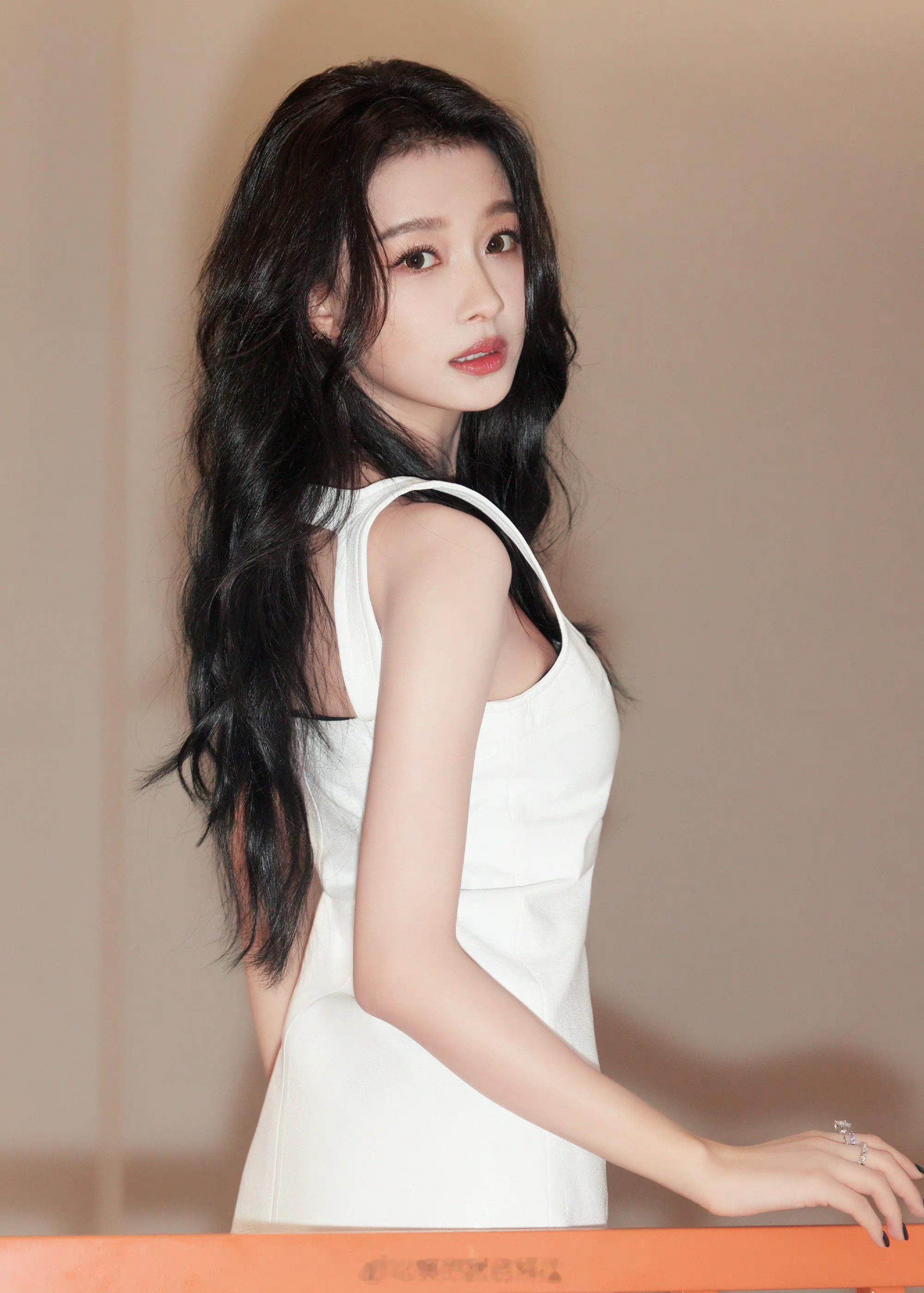 孙怡夏日条纹穿搭色彩 