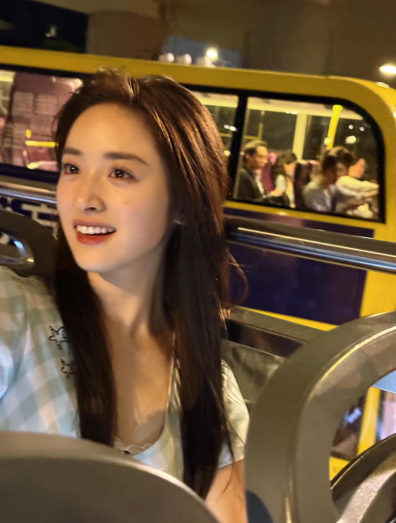 好温柔随性呀，美萌小月，出去旅游的拍照姿势来啦，包出片哒 ​​​
