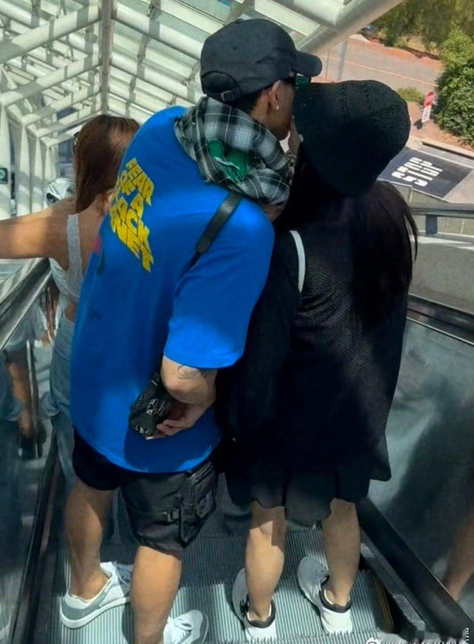 #徐艺洋亲黄子韬脸# 我就说还得是你俩好嗑啊！ 我觉得他们是真甜啊，大大方方秀恩