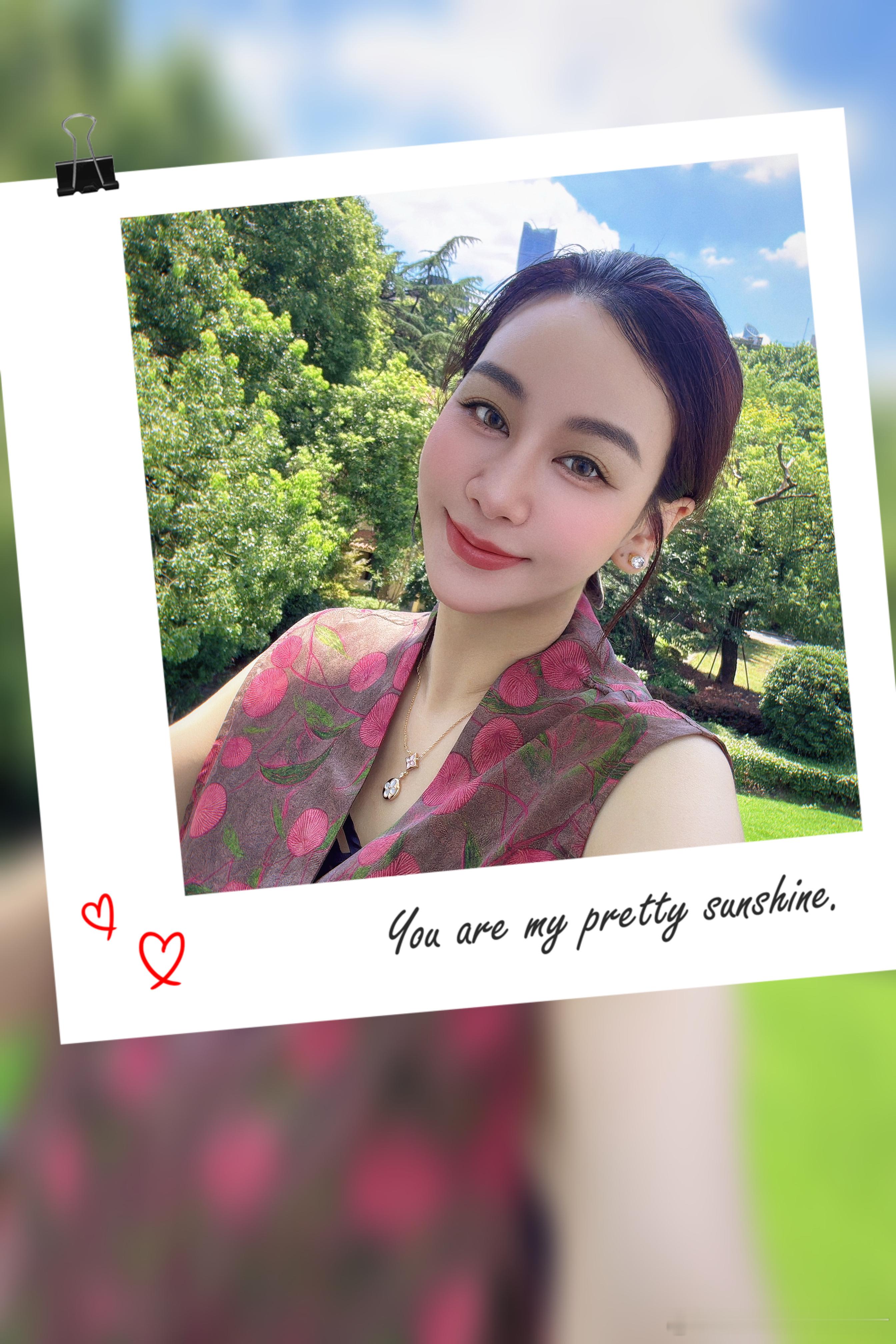 💚今日天气：100%温柔。今日心情：100%饱满。桌面上的绿植在发光，手边的水