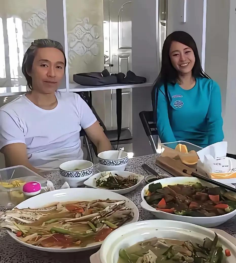 周星驰这么不差钱的人，竟然也都是吃这些粗茶淡饭。

这话乍一听像感叹，细想全是门