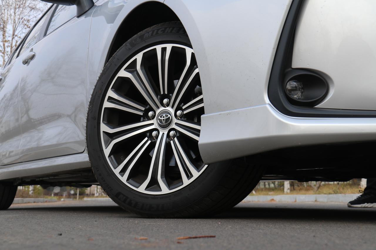 同一台车通常是轮毂越大油耗越高，但也存在特殊情况并非绝对 。

多数情况下，大轮