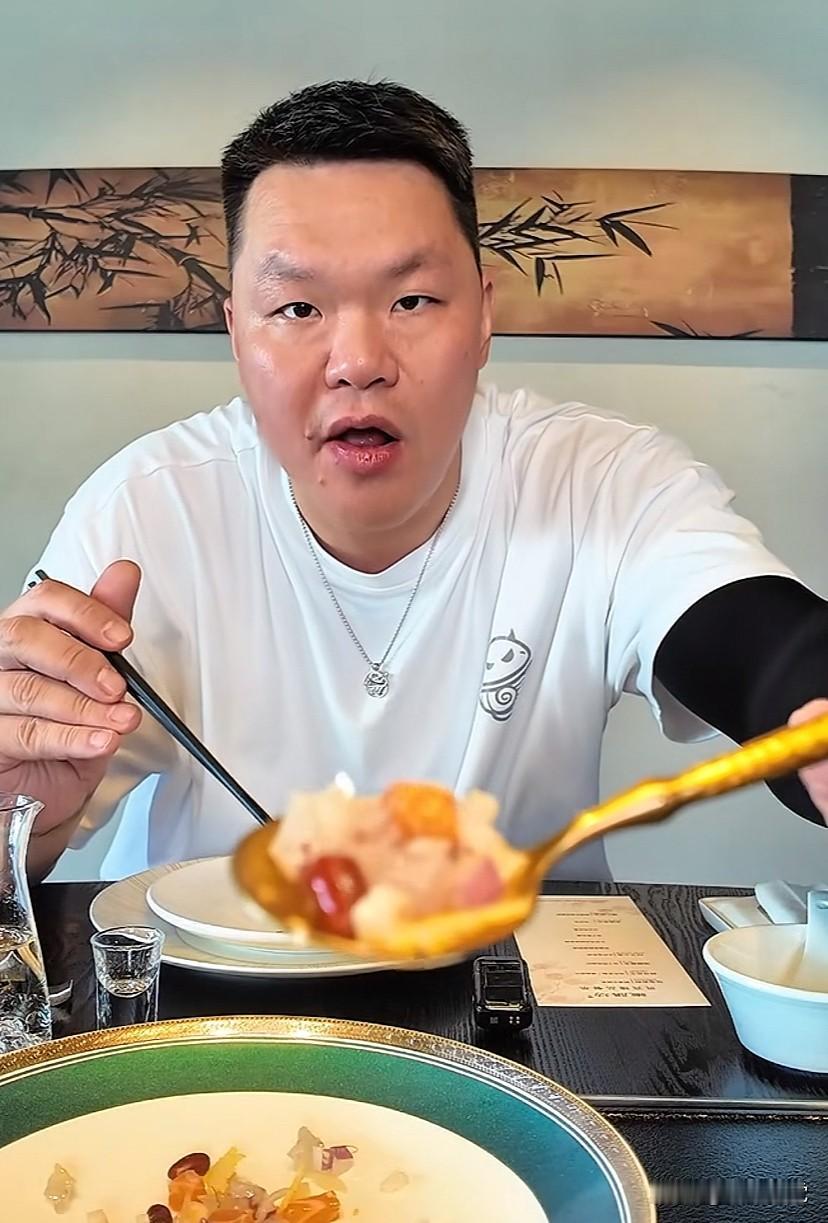 朱芳雨来顺德高档私房菜餐厅吃饭，老板安排他坐到200平方的大包间，准备的是83年