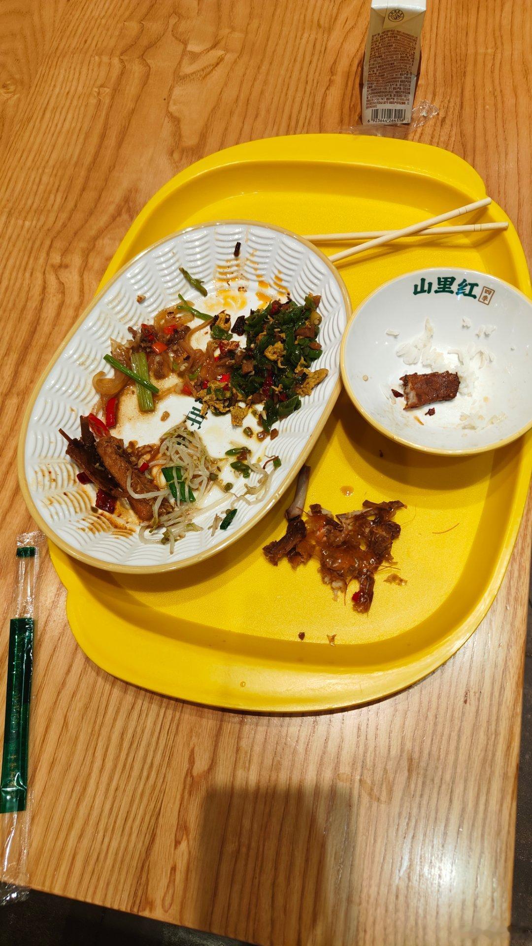 邻桌后生菜满盘，估计耗资三十元。匆匆离开剩菜饭，至少浪费五块钱。 ​​​