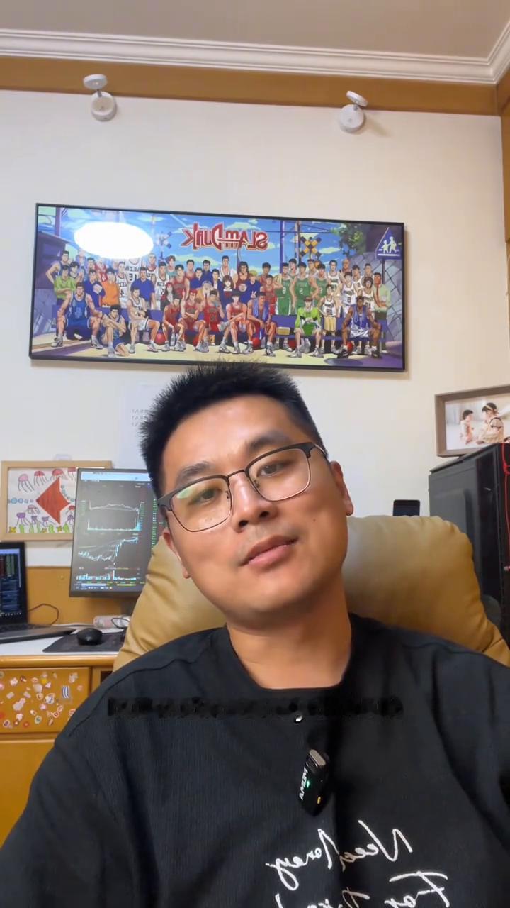 遇到了一个传奇，却如此熟悉。在天空中的锦鲤，说一声来生度蜜，有一道绿光，幸福在哪