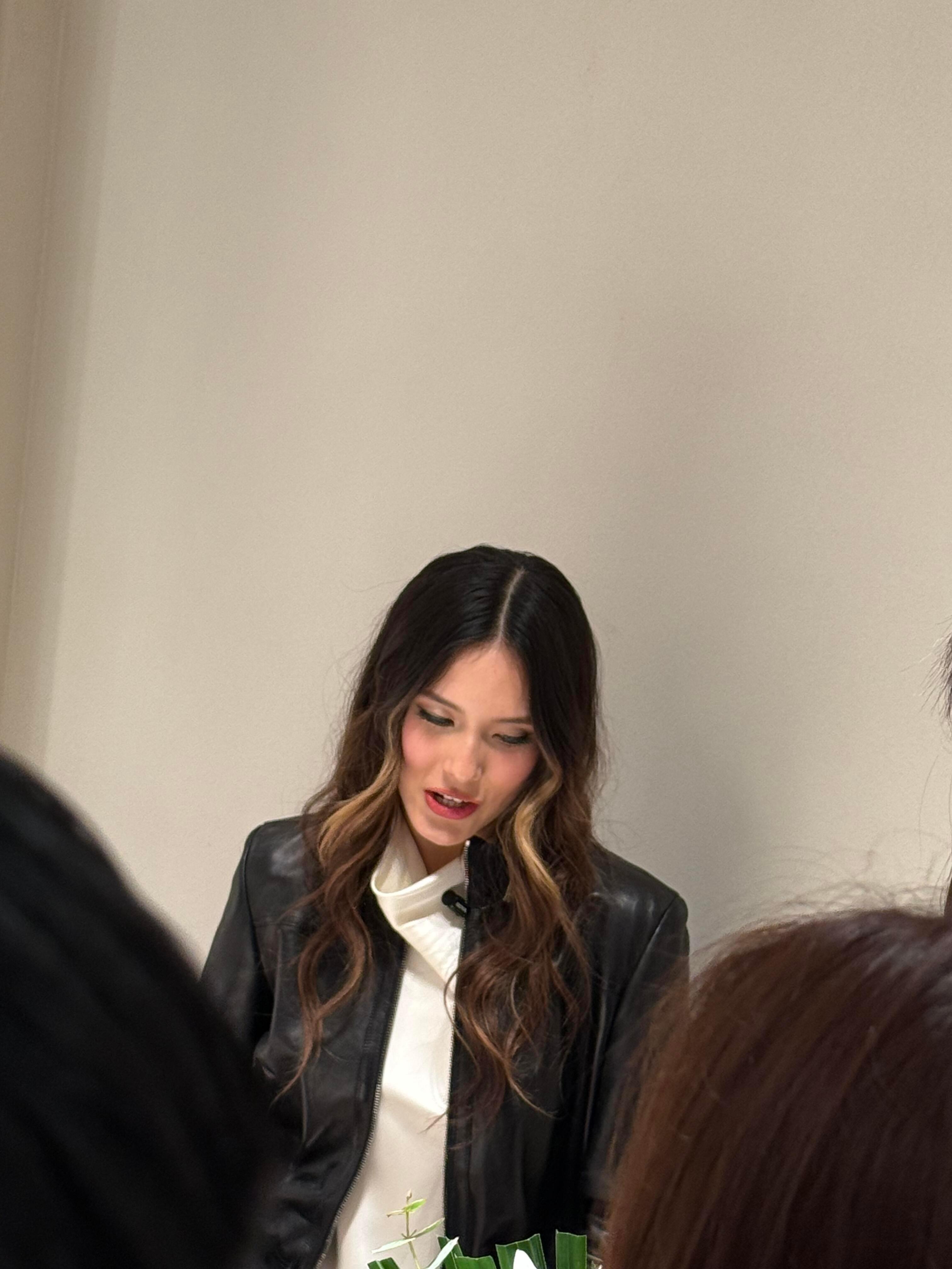 谷爱凌再次闪耀米兰时装周谷爱凌来啦！谷爱凌刚在米兰拿完奖不久就开始出席时装活动了