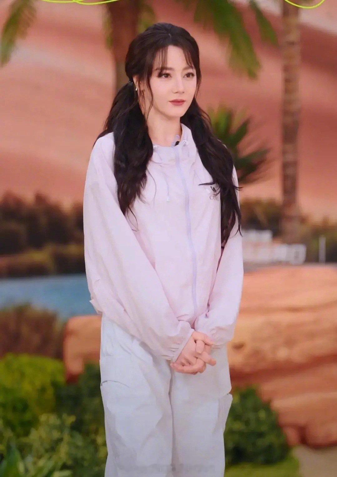 迪丽热巴今晚的直播造型，为什么给她梳双马尾😹 迪丽热巴直播 迪丽热巴工作室 王