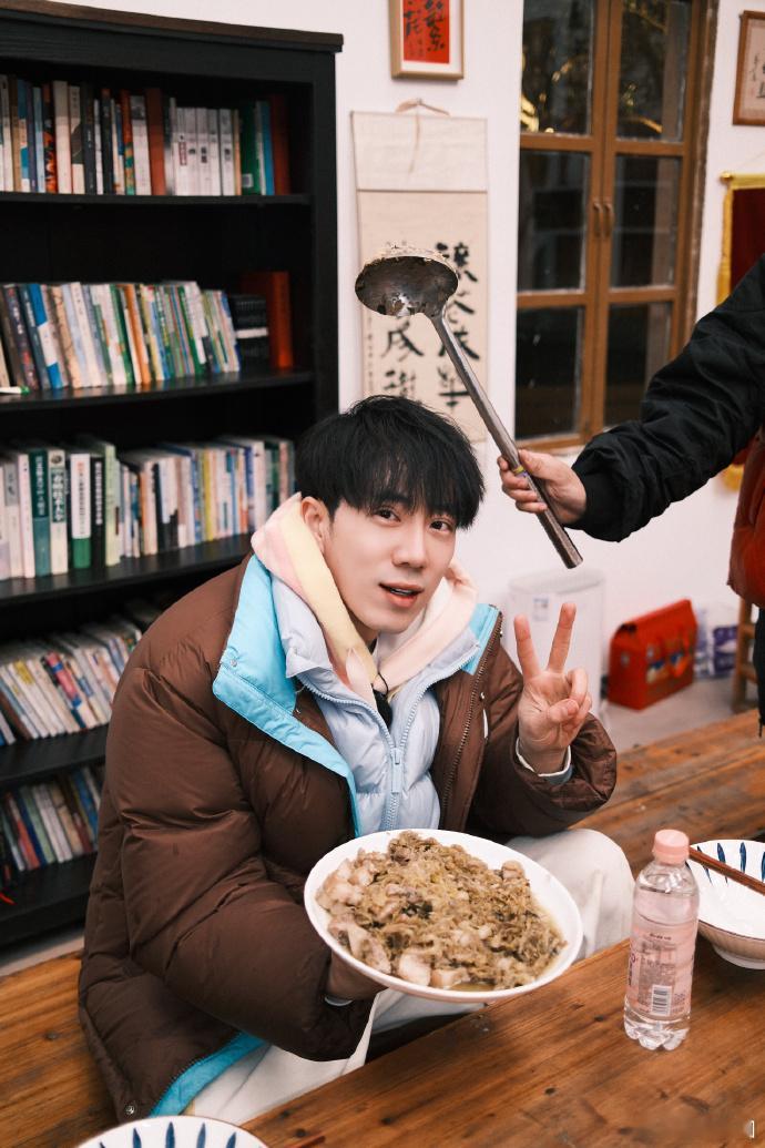 鹭卓祝幸福每一年   鹭卓元宵节比耶照   鹭卓的祝福温暖又真挚，希望幸福常伴他