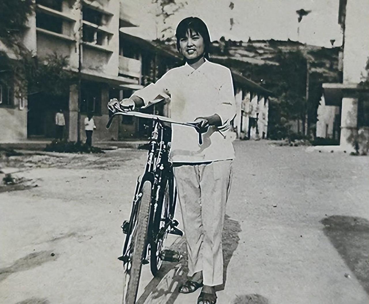 说出来你可能不信，1979到1981年，一个普通工人，白天在厂里上班，晚上翻窗入