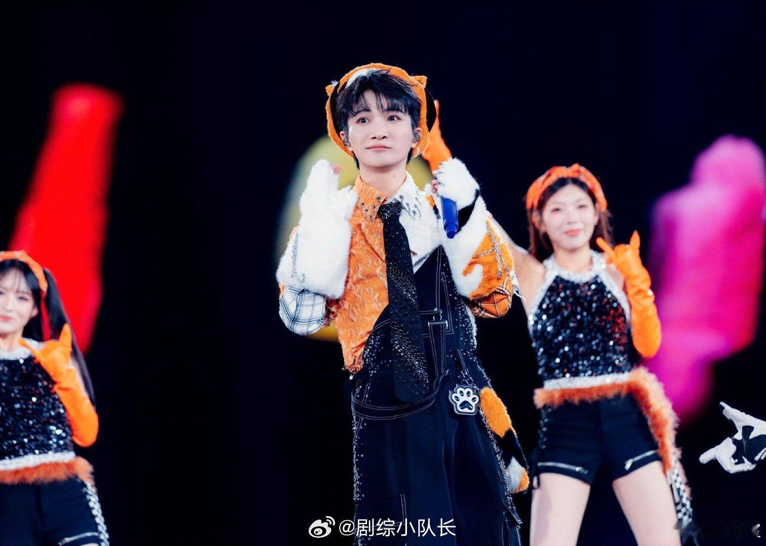 在周深演唱会被平底锅打了 没想到去看周深演唱会还能体验被平底锅贴脸！气球人从舞台