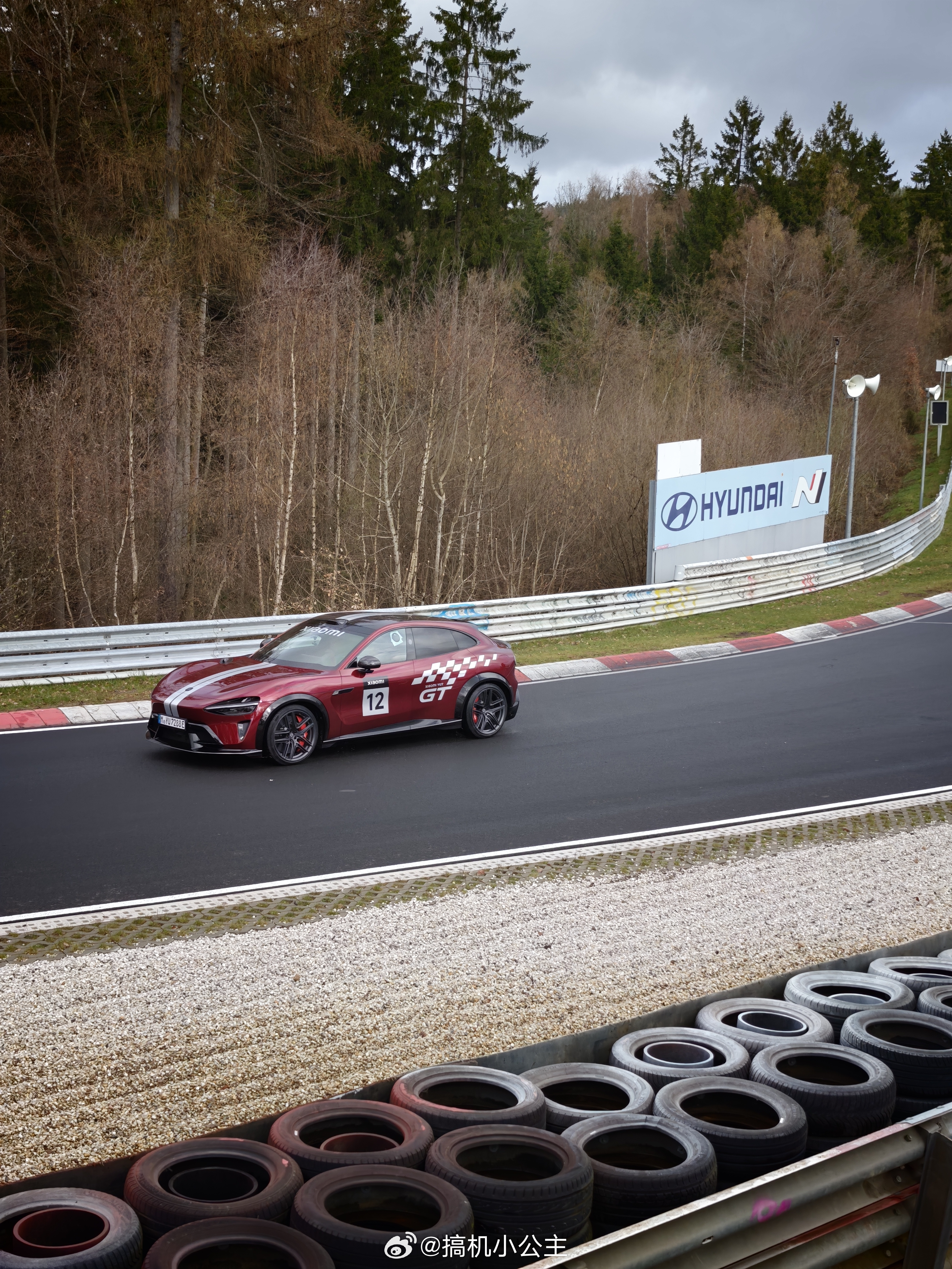 纽北赛道惊现小米YU7 GT中国红，一眼吸睛！这抹红质感拉满，低调又自带气场，抓