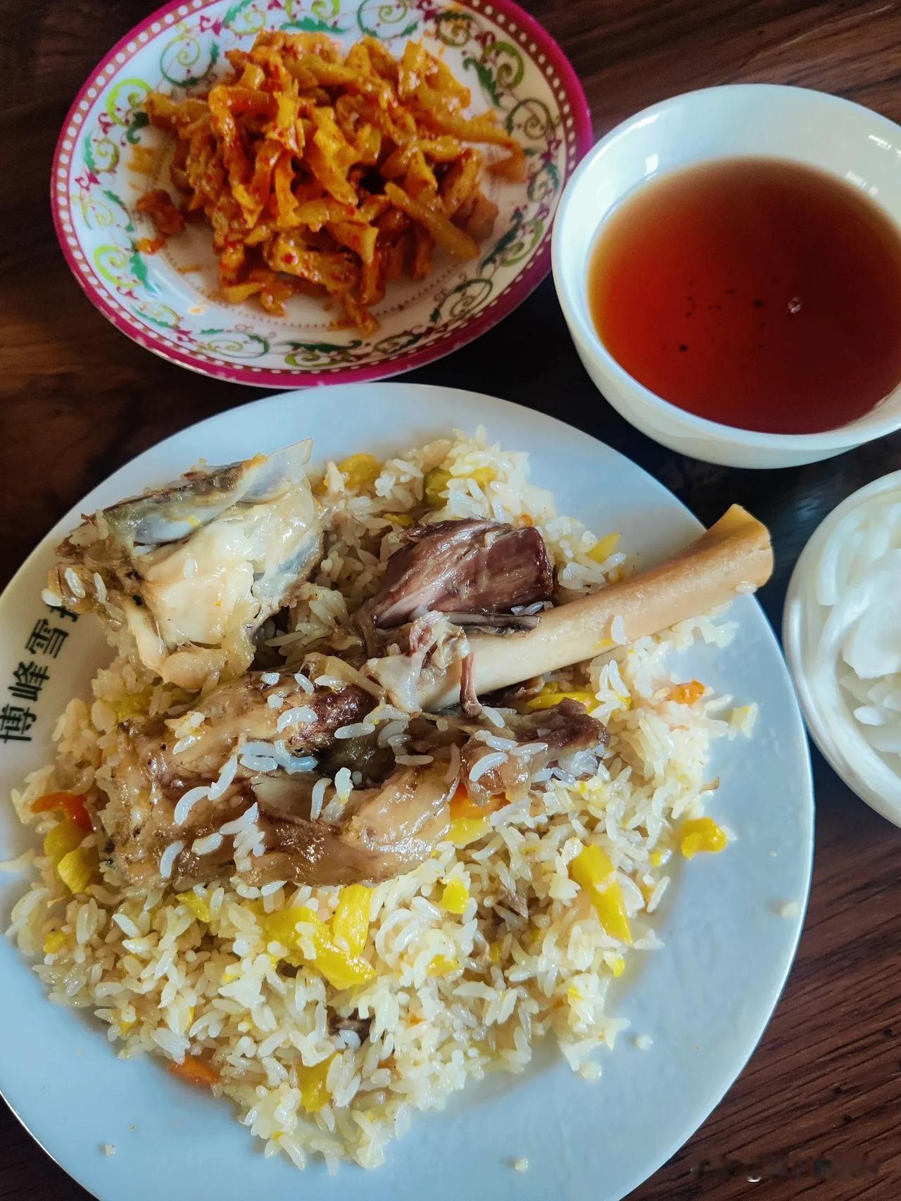  米泉数一数二的抓饭馆，味道没话说，价格也可以接受，生意好的不得了，自古米泉东有