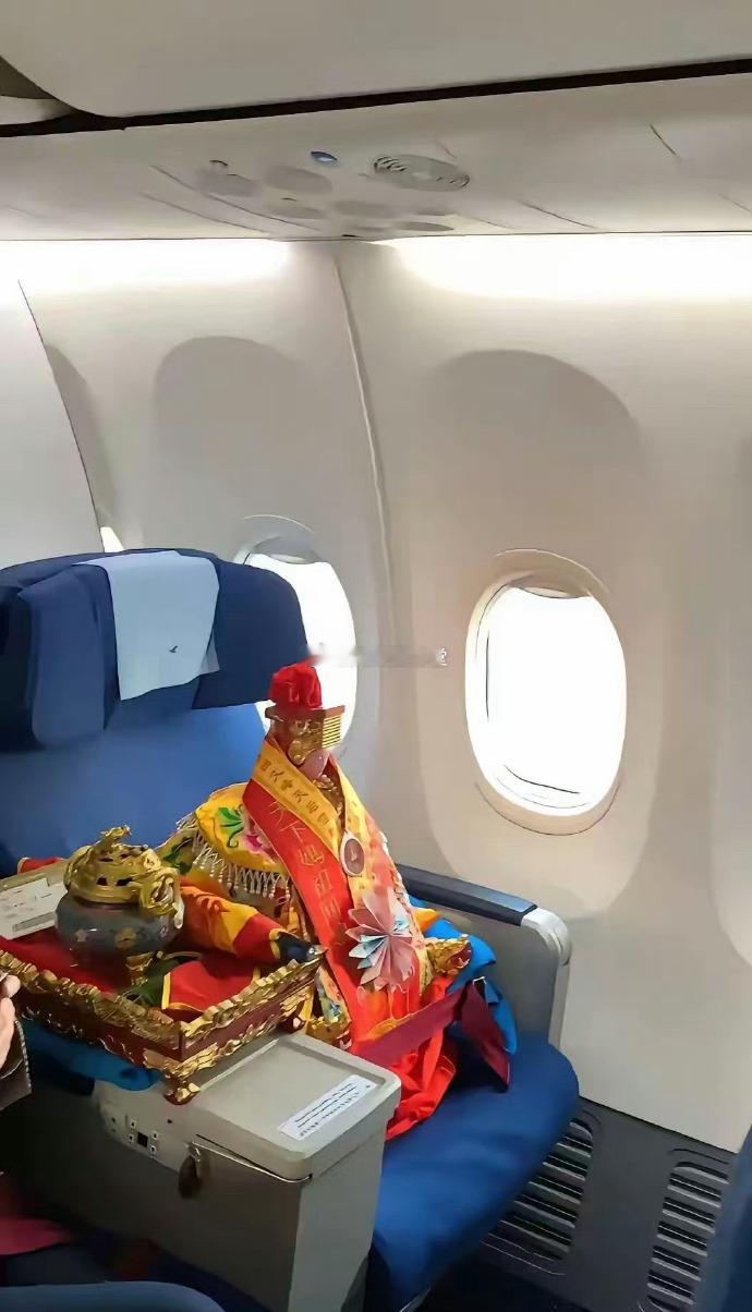 天哪……太幸运了，竟然和妈祖同乘一架飞机！感觉整趟旅程都被好运和安宁包围着。希望