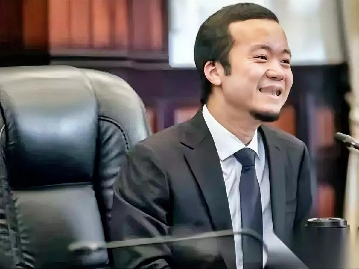 陈志这笑，我越看越冷。

想起李敖说过的——别崇拜有头有脸的人，不坏根本出不了头